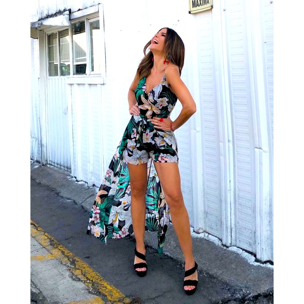 STUNNING GUESS TROPICAL JUMPSUIT SZ MED